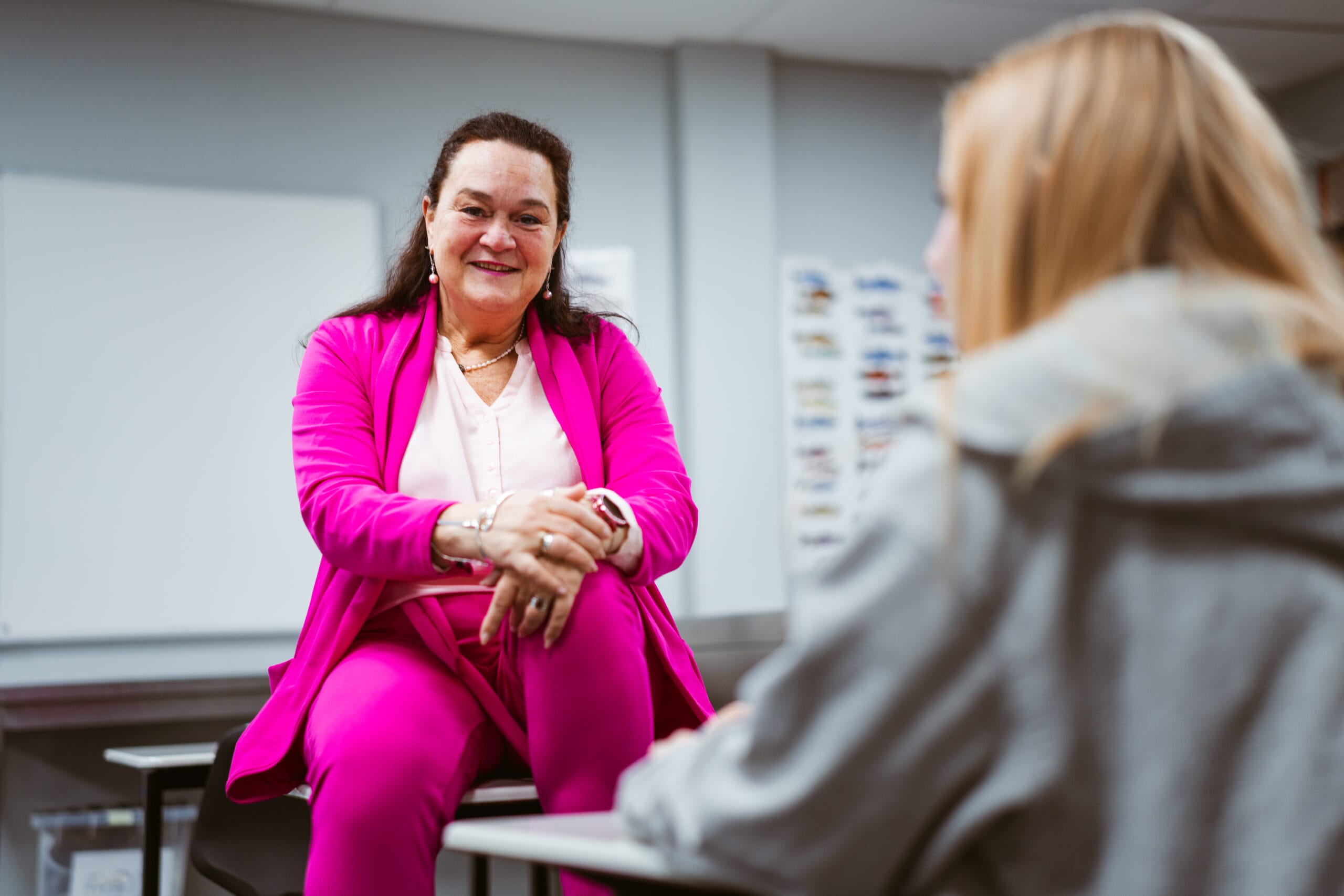 Medewerker in gesprek binnen ROC van Amsterdam – Flevoland