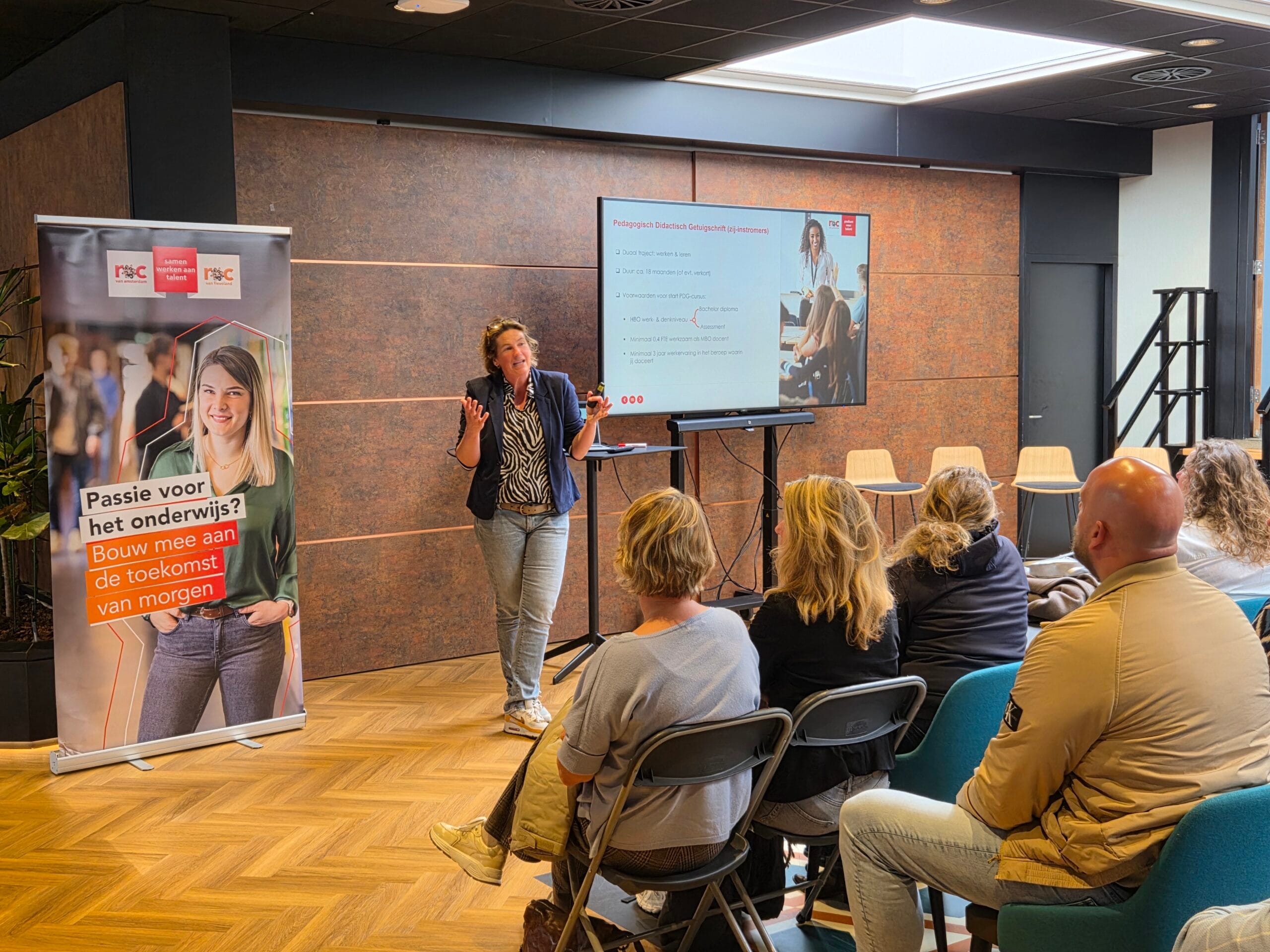 Docenten en geïnteresseerden tijdens een Meet & Greet